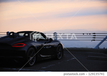 有光澤的黑色敞篷車 129135741