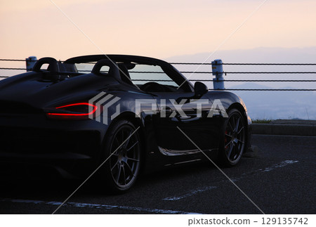 有光澤的黑色敞篷車 129135742
