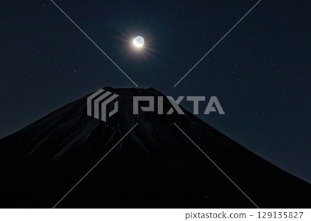 The moon and Mount Fuji at dawn as seen from Mount Ryugatake 129135827