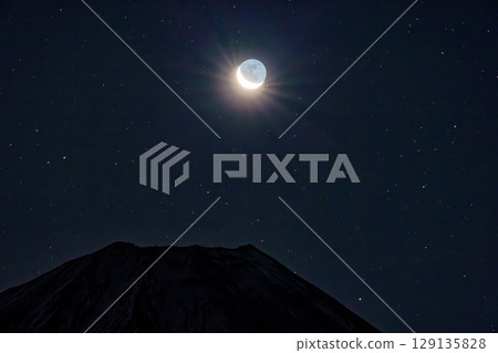 從龍嶽山看到的黎明月亮和富士山 129135828