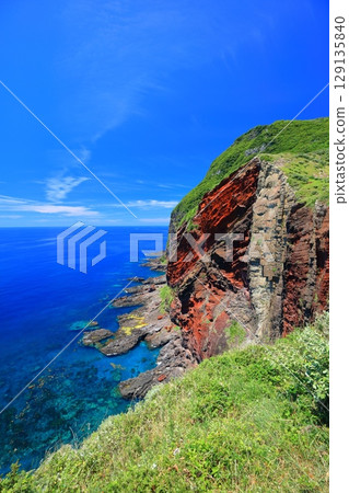 [Shimane Prefecture] Chifu Sekiheki on a clear day (Chiburi Island, Oki Islands) 129135840