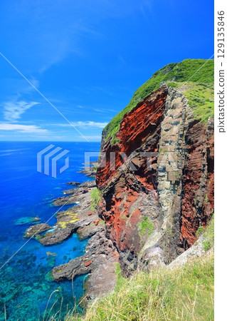 [Shimane Prefecture] Chifu Sekiheki on a clear day (Chiburi Island, Oki Islands) 129135846