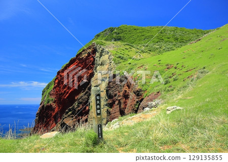[Shimane Prefecture] Chifu Sekiheki on a clear day (Chiburi Island, Oki Islands) 129135855