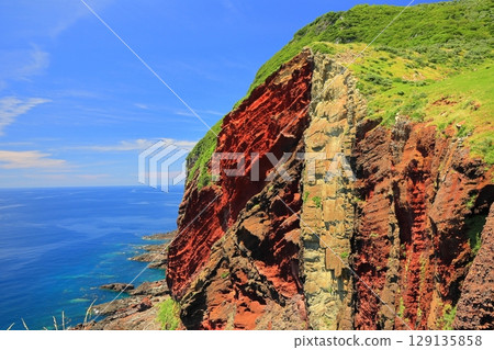 [Shimane Prefecture] Chifu Sekiheki on a clear day (Chiburi Island, Oki Islands) 129135858