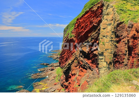 [Shimane Prefecture] Chifu Sekiheki on a clear day (Chiburi Island, Oki Islands) 129135860