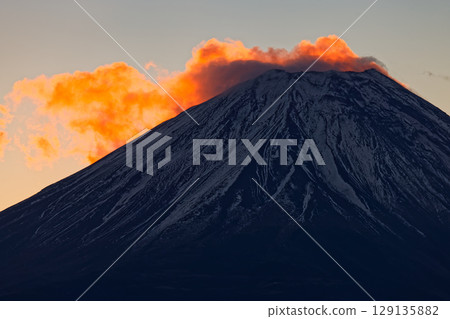 黎明時的富士山，龍岳升起雪煙 129135882