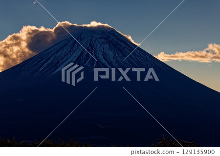 從Ryuga-dake看到的黎明的富士 129135900