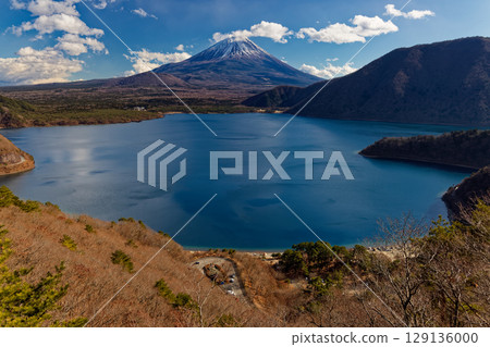 從中野倉瞭望台看到的本棲湖和富士山 129136000
