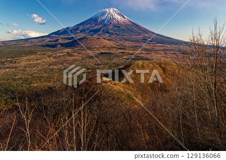 從全景甲板上看到的傍晚富士山 從全景甲板上看到的傍晚富士山 129136066