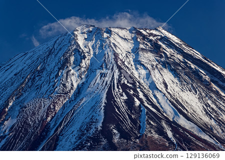 從全景平台望去,初冬富士山頂上飄揚的雪煙 從全景平台望去,初冬富士山頂上飄揚的雪煙 129136069