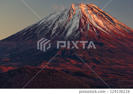 從全景平台看到的黃昏富士山 129136216