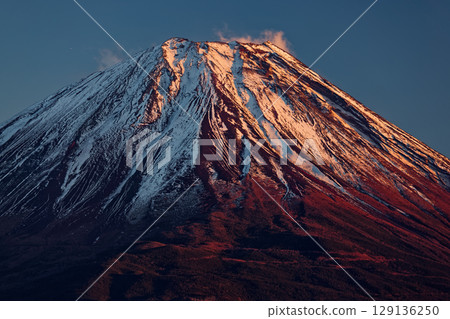 從全景平台看到的夕陽下的富士山頂 從全景平台看到的夕陽下的富士山頂 129136250