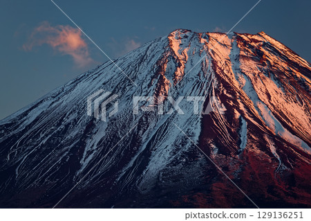 從全景平台看到的夕陽下的富士山頂 129136251