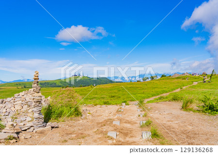 [Nagano Prefecture] People walking along the Ushibuseyama Promenade in the Utsukushigahara Plateau 129136268