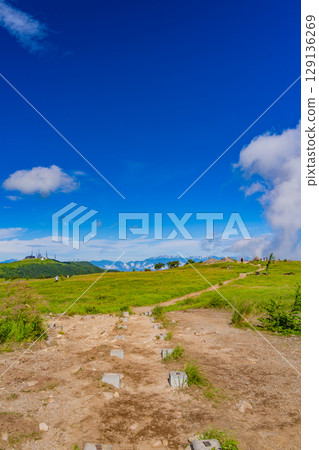 [Nagano Prefecture] People walking along the Ushibuseyama Promenade in the Utsukushigahara Plateau 129136269
