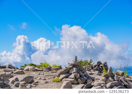 [Nagano Prefecture] People walking along the Ushibuseyama Promenade in the Utsukushigahara Plateau 129136273