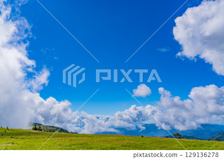 [Nagano Prefecture] People walking along the Ushibuseyama Promenade in the Utsukushigahara Plateau 129136278