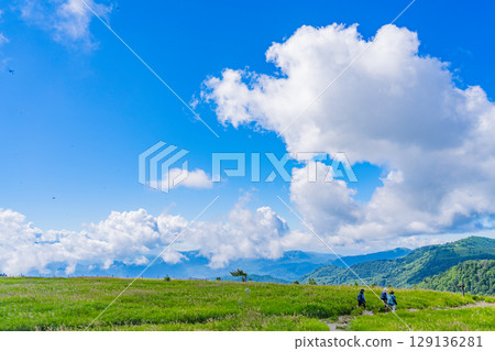 【長野縣】美原高原牛伏山散步道上的人們 129136281