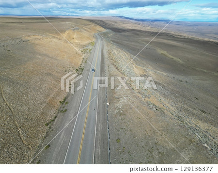 通往冰河小鎮埃爾卡拉法特的道路鳥瞰圖 129136377