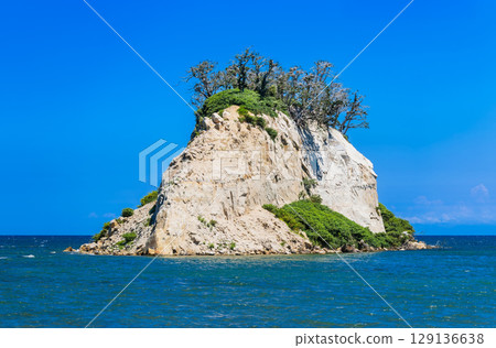 Mitsuke Island collapsed and deformed in the 2024 Noto Peninsula earthquake. *Photo taken in July 2025 129136638