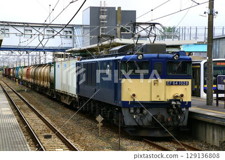 Container freight train pulled by EF64-1000 electric locomotive 129136808