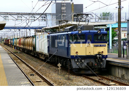 Container freight train pulled by EF64-1000 electric locomotive 129136809