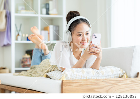 年輕女子在客廳放鬆 年輕女子在客廳放鬆 129136852