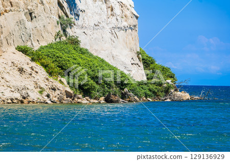 能登的象徵-見附島,是因能登半島地震而崩塌的島嶼。 能登的象徵-見附島,是因能登半島地震而崩塌的島嶼。 129136929
