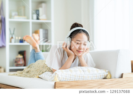 Young woman relaxing in the living room 129137088