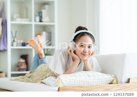 Young woman relaxing in the living room 129137089