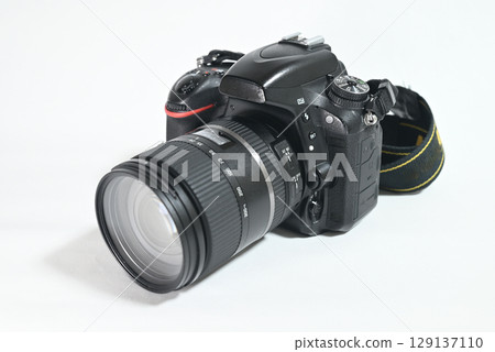 Digital SLR camera and high-magnification zoom lens set 129137110