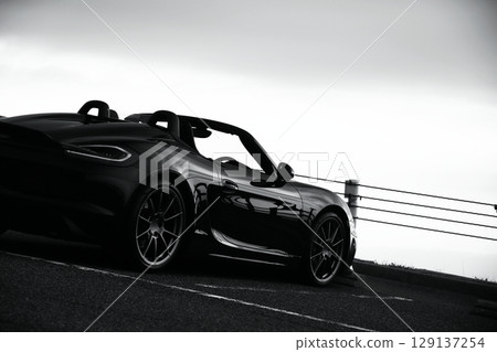有光澤的黑色敞篷車 129137254