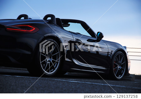 有光澤的黑色敞篷車 129137258