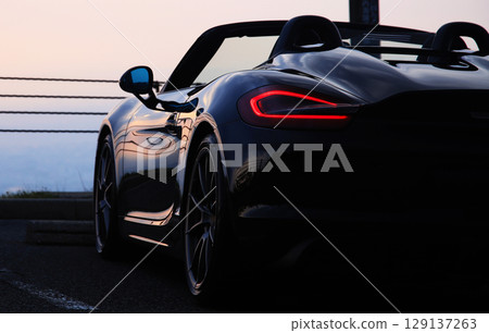 有光澤的黑色敞篷車 129137263