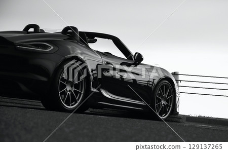 有光澤的黑色敞篷車 129137265