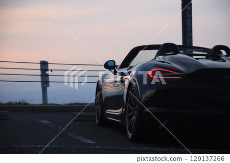 有光澤的黑色敞篷車 129137266