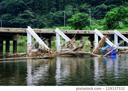 A beautiful wooden bridge with low railings crossing the clear waters of the Kuji River... [Hirayama Bridge] 129137332