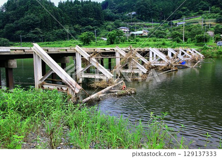 A beautiful wooden bridge with low railings crossing the clear waters of the Kuji River... [Hirayama Bridge] 129137333