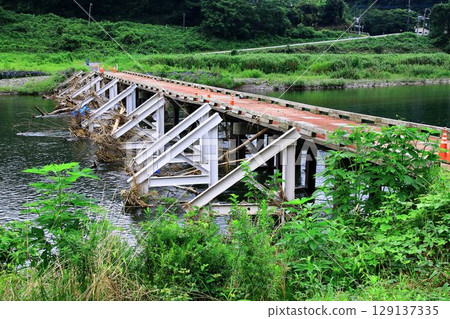 A beautiful wooden bridge with low railings crossing the clear waters of the Kuji River... [Hirayama Bridge] 129137335