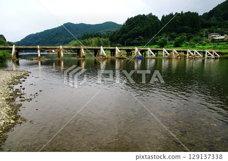 橫跨久慈川清澈河水的美麗木橋，橋欄桿低矮…[平山橋] 129137338