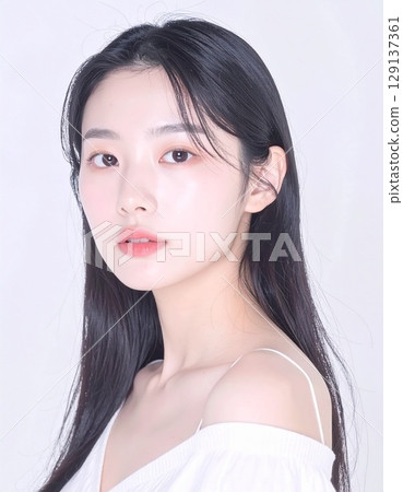 自然的妝容凸顯了這位日本年輕女性美麗白皙的皮膚和勻稱的五官。 129137361