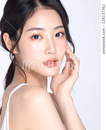 自然的妝容凸顯了這位日本年輕女性美麗白皙的皮膚和勻稱的五官。 129137362