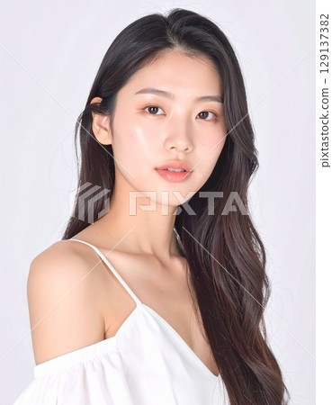 自然的妝容凸顯了這位日本年輕女性美麗白皙的皮膚和勻稱的五官。 129137382