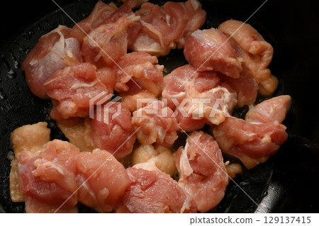 多汁的雞腿放入平底鍋中煎炸 129137415