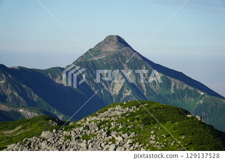 Photographing Mt. Kasagatake from the summit of Mt. Sugoroku Photographing Mt. Kasagatake from the summit of Mt. Sugoroku 129137528