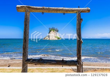 Mitsuke Island, a symbol of Noto, collapsed and deformed significantly due to the 2024 Noto Peninsula earthquake. Mitsuke Island, a symbol of Noto, collapsed and deformed significantly due to the 2024 Noto Peninsula earthquake. 129137928