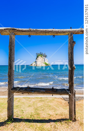 能登的象徵-見附島,因2024年能登半島地震而嚴重坍塌變形。 能登的象徵-見附島,因2024年能登半島地震而嚴重坍塌變形。 129137931