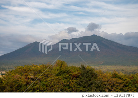 初秋的山上黃葉和藍天 129137975