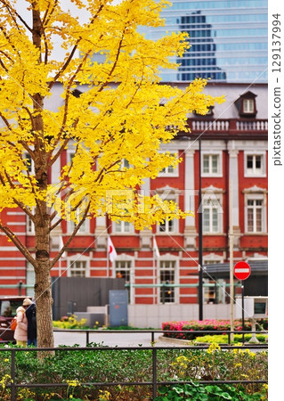 Autumn scenery at Tokyo Station 129137994