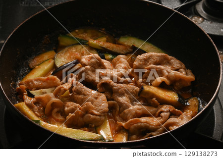 Cooking scene of stir-fried eggplant, cucumber, and pork with spicy miso 129138273